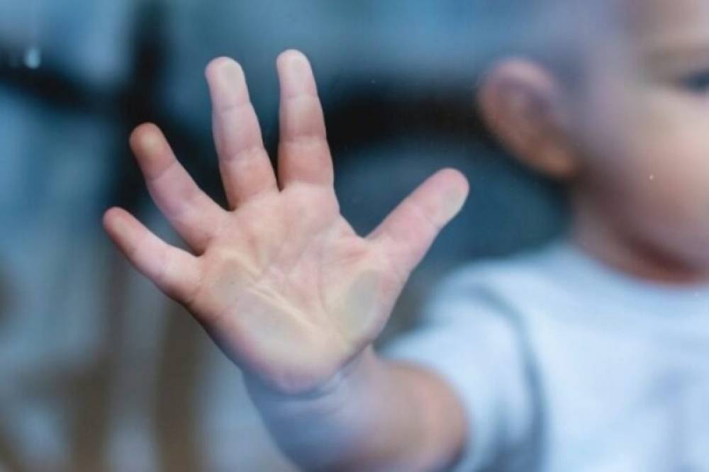 Երևանում օտարերկրացի կինը հարվածել է իր 3-ամյա երեխային, մահճակալից գցել հատակին և քարշ տվել