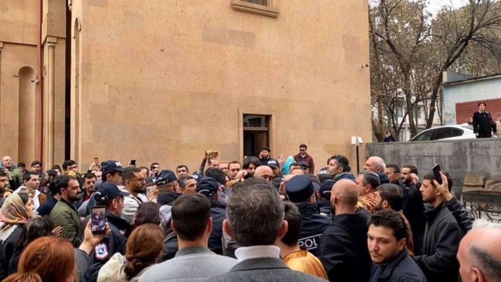 Եկեղեցում Նիկոլ Փաշինյանի հետ միջադեպի մասնակից եղբայրների մայրը բաց նամակով դիմել է դատարանին