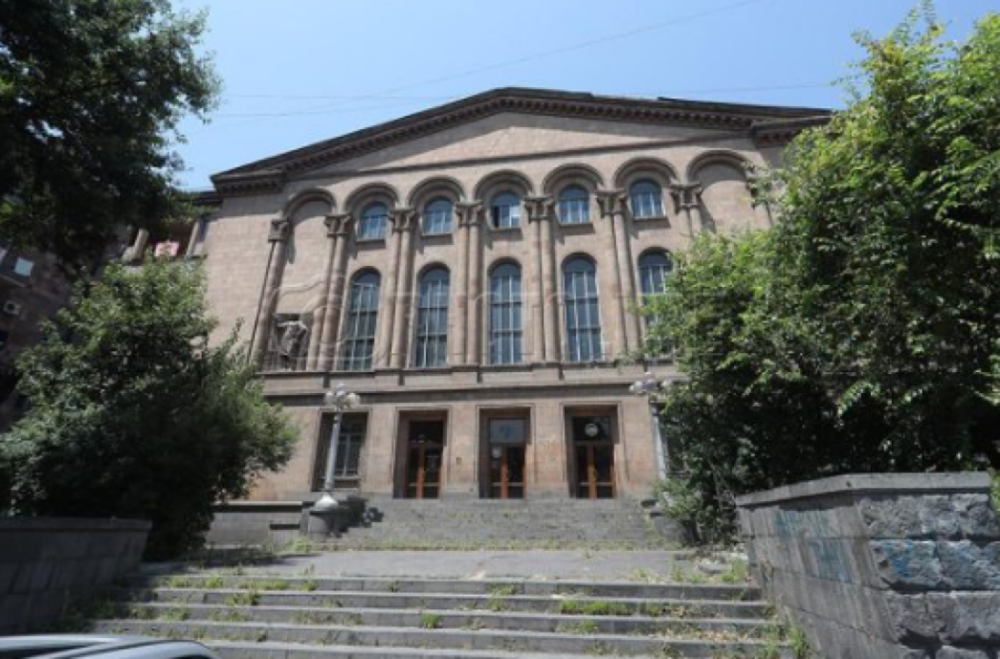 Նախանական տվյալներով՝ 3 անչափահաս մտել են «Կանազի»-ի շենք, կիթառ նվագել, տաքանալու համար այրել են գույք. Մանրամասներ