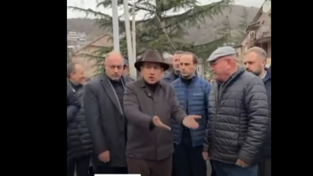 Ամեն մեկդ չգաք, ձեր հարցերը բրթեք առաջ, թե աղջիկս 13 տարվա մանկապարտեզի տնօրեն է. Փաշինյանը՝ տնօրենի զինվորական հորը