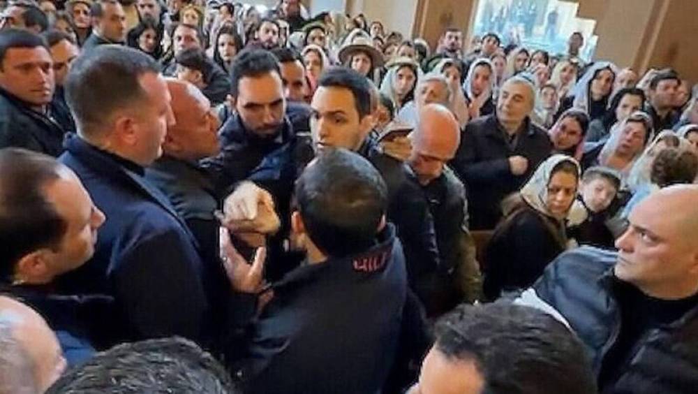 Դպրոցականներից հարգանք են պահանջում նրանք, որ եկեղեցում հարգանք չեն դրսևորել հավատացյալների նկատմամբ