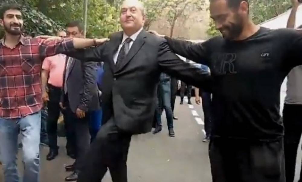 ՀՀ նախագահ Արմեն Սարգսյանը պարում է Ամուլսարի հանքի դեմ բողոքող երիտասարդների հետ. տեսանյութ