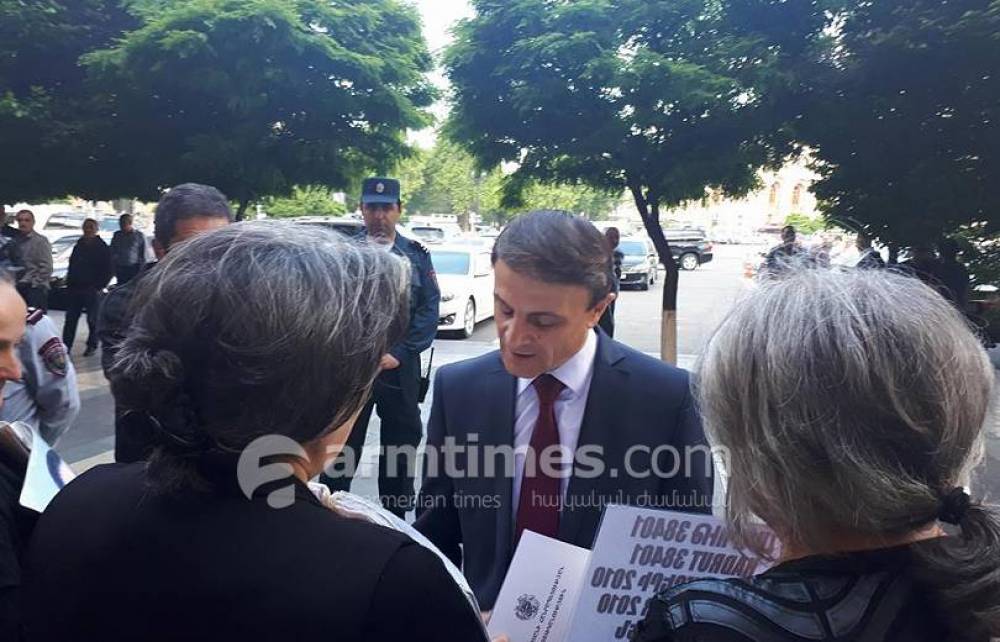 Օրենքի առաջ բոլորը հավասար են. Օսիպյանը՝ Վովա Գասպարյանին ձերբակալելու մասին (տեսանյութ)