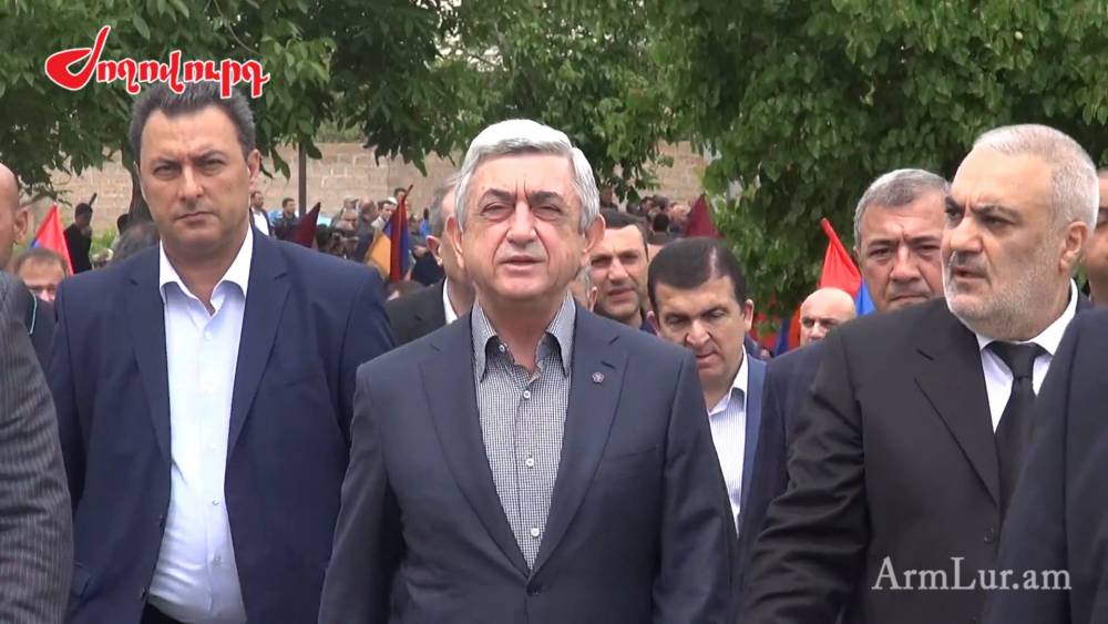 Բացառիկ տեսանյութ. Սերժ Սարգսյանը` սպարապետի մոր հուղարկավորությանը