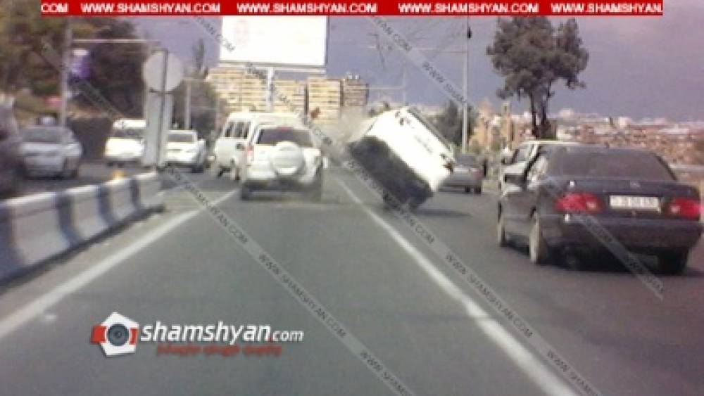 Բացառիկ տեսանյութ. 22-ամյա վարորդը Toyota-ով բախվում է Suzuki-ին և կողաշրջվում