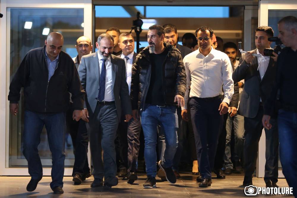 Ինչպես Սերժ Թանկյանին մեծ շուքով դիմավորեցին «Զվարթնոց» օդանավակայանում (տեսանյութ)