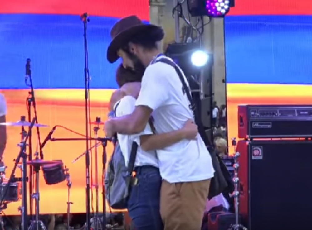 Սիրո խոստովանություն Հանրապետության հրապարակում (տեսանյութ)