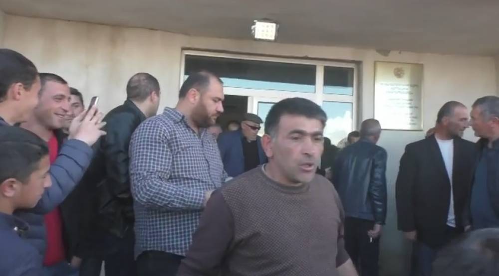 Հակոբ Հակոբյանի ու վարդենիկցիների հանդիպումը թեժ է եղել (տեսանյութ)