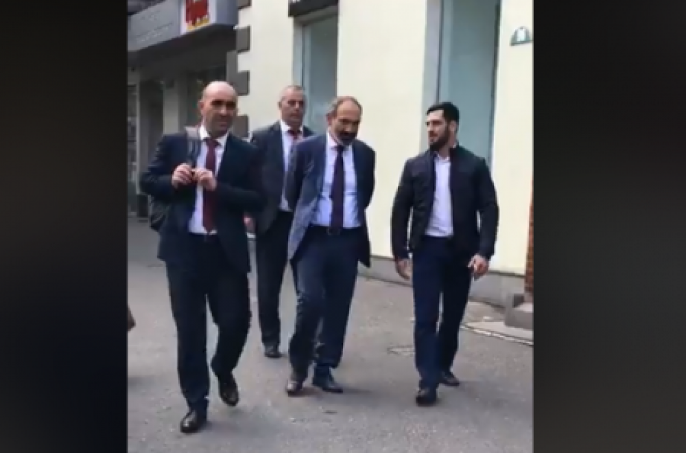 Ինչպես են քաղաքացիները մոտենում Նիկոլ Փաշինյանին և գրկախառնվում (Տեսանյութ)