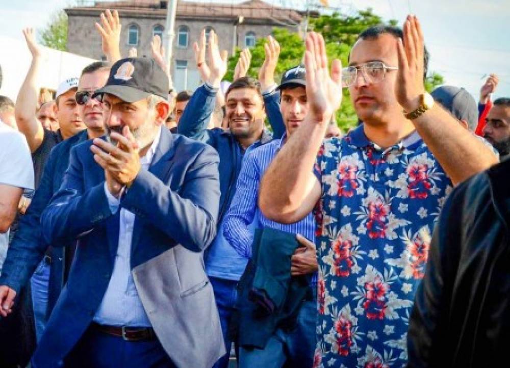 Ով է Նիկոլ Փաշինյանին մշտապես ուղեկցող երիտասարդը (տեսանյութ)