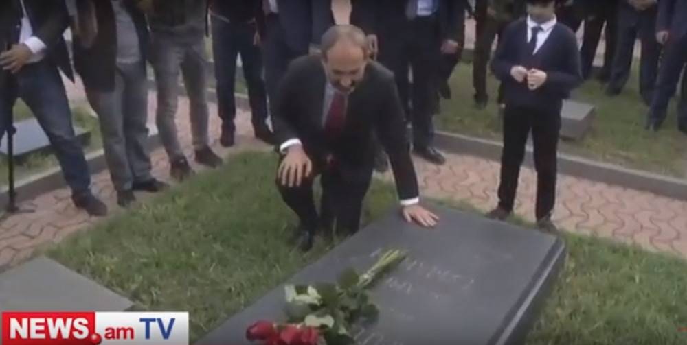 Նիկոլ Փաշինյանը Թբիլիսիում ծնկի իջավ Հովհաննես Թումանյանի գերեզմանին