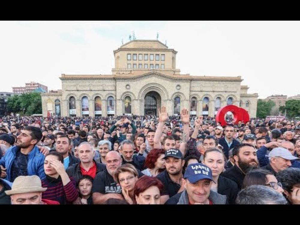 Հանրապետության հրապարակում գնալով ավելի մարդաշատ է դառնում (ուղիղ)