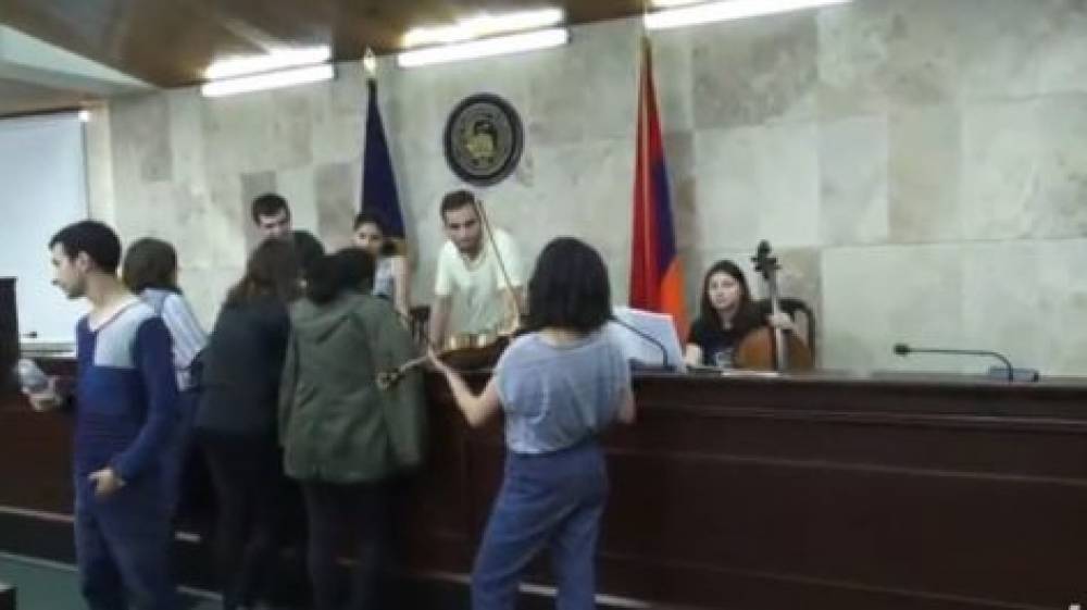 Ուսանողները շարունակում են պահանջել ռեկտորի հրաժարականը.ուղիղ