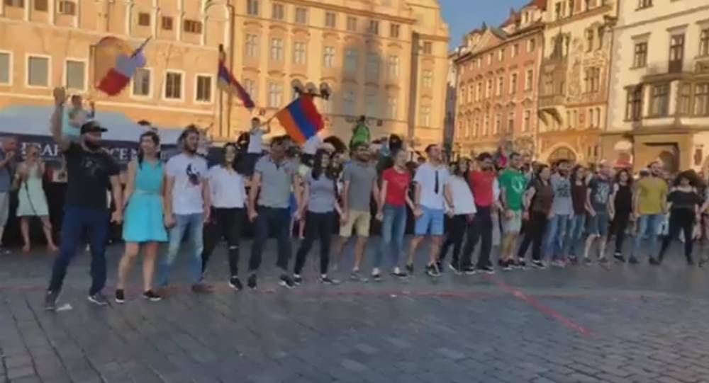 Հայաստանի Առաջին Հանրապետության և Մայիսյան հերոսամարտերի 100-ամյակին նվիրված ֆլեշմոբ Պրահայի կենտրոնական՝ Հին Քաղաքի հրապարակում(տեսանյութ)