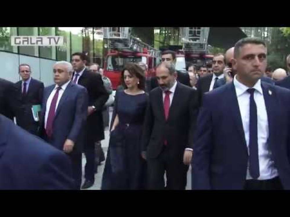 Նիկոլ Փաշինյանը Աննա Հակոբյանի hետ քայլել է Թբիլիսիի փողոցներում