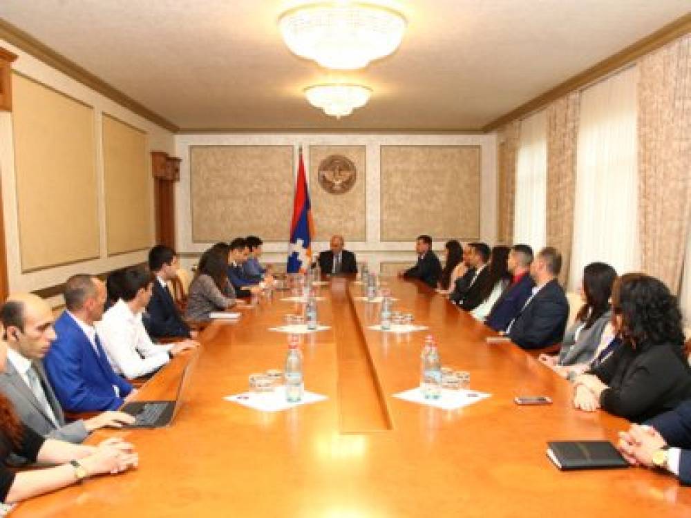 Բակո Սահակյանը երիտասարդների հետ քննարկել է երկրի ներքին ու արտաքին հարցերը