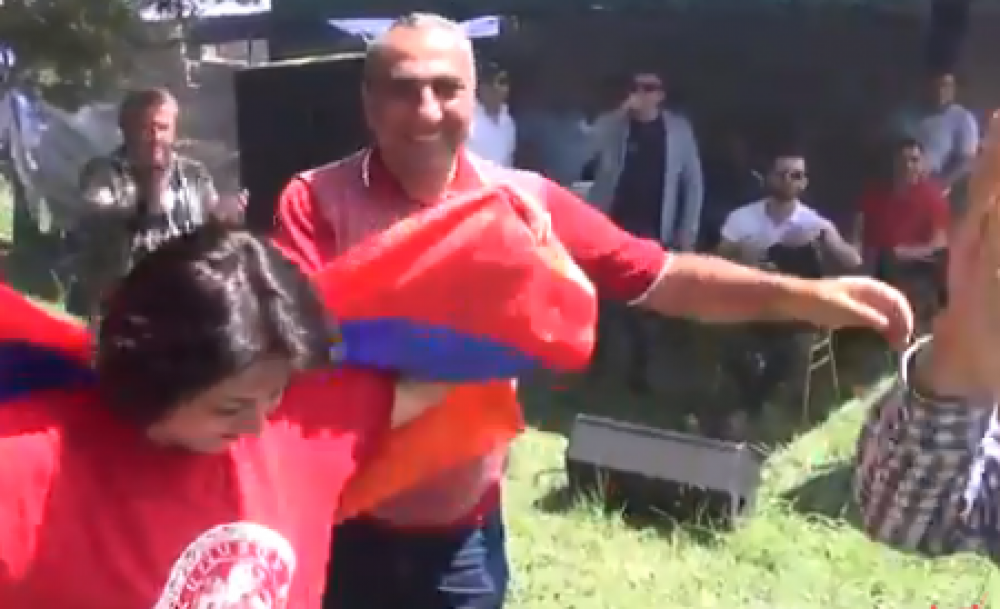 Սամվել Ալեքսանյանն Ապարանում պարել ու ուրախացել է (տեսանյութ)