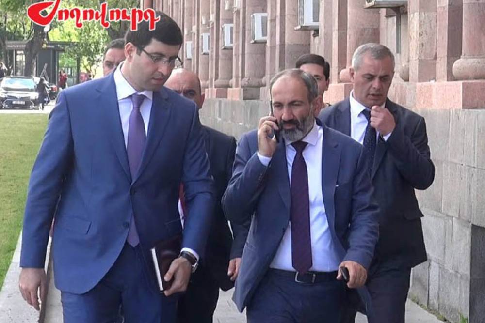 Նիկոլ Փաշինյանը ոտքով եկավ կառավարության շենք. ինչպես դիմավորեցին նրան. armlur.am