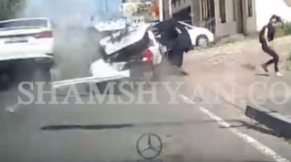 Բացառիկ տեսանյութ. Երևանում 24-ամյա վարորդը՝ Lexus-ով ավտոմեքենաների ջարդի հեղինակ