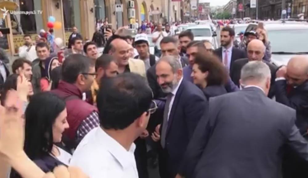 Ինչպես Նիկոլ Փաշինյանին դիմավորեցին Հանրապետության հրապարակում.տեսանյութ