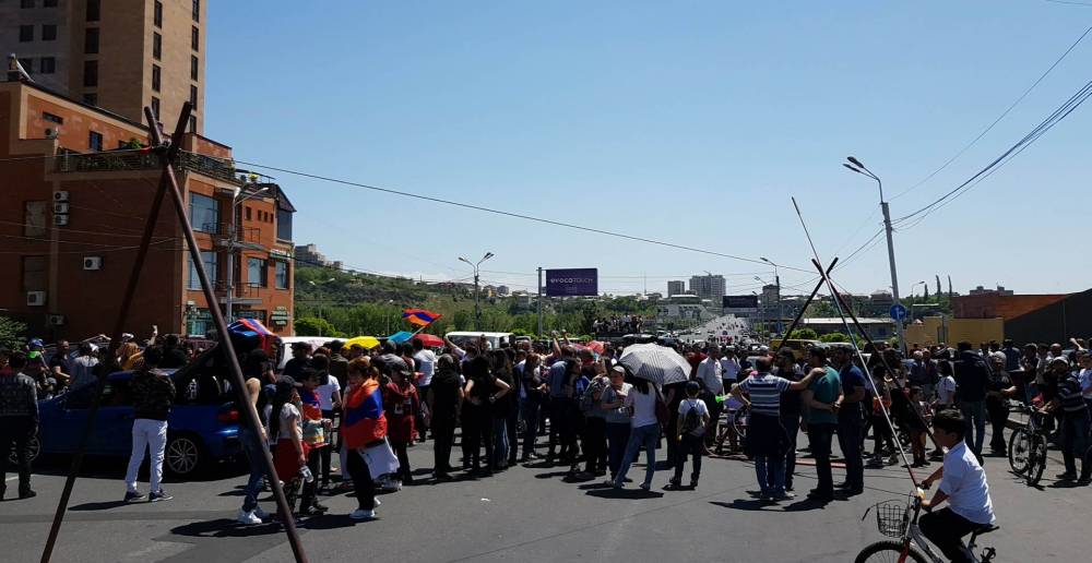 Լարախաղացներ են եկել․ Դավթաշենում մարդիկ ուրախ տրամադրությամբ են փակել փողոցները (տեսանյութ)