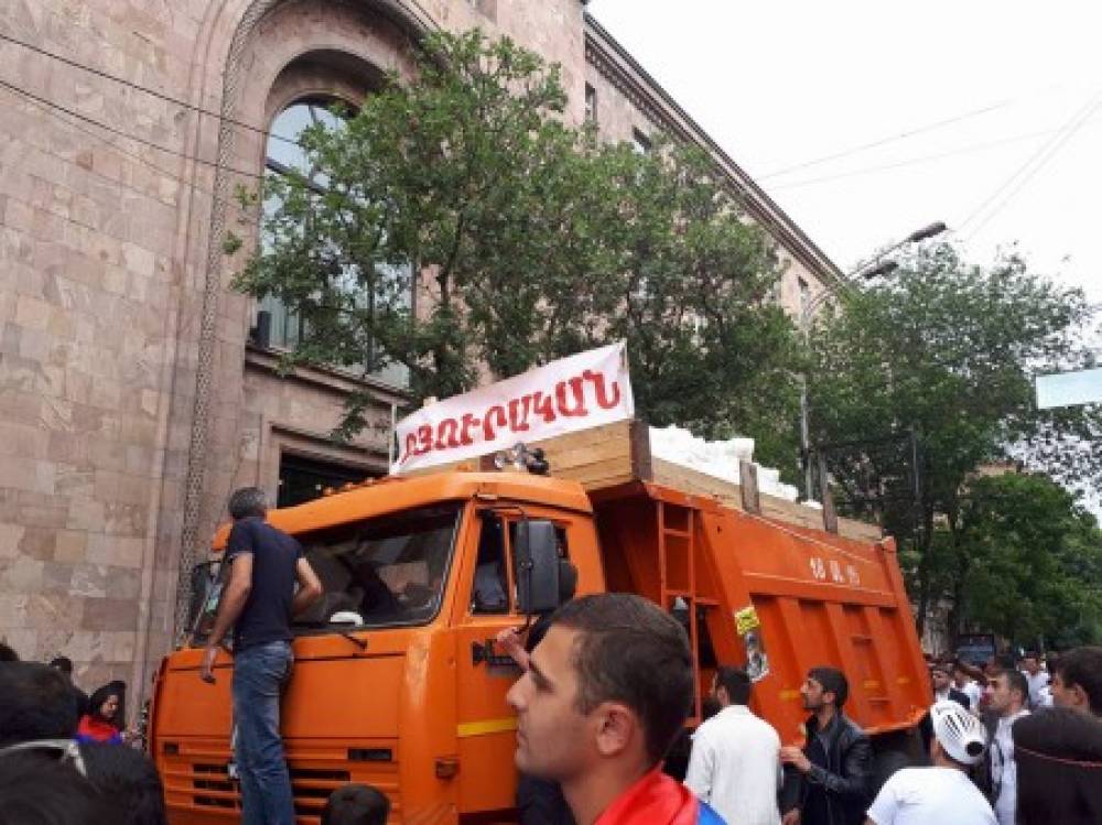 Տոնական ձնագնդի՝ Հանրապետության հրապարակում. Արագածից «Կամազով» ձյուն է բերվել (տեսանյութ)