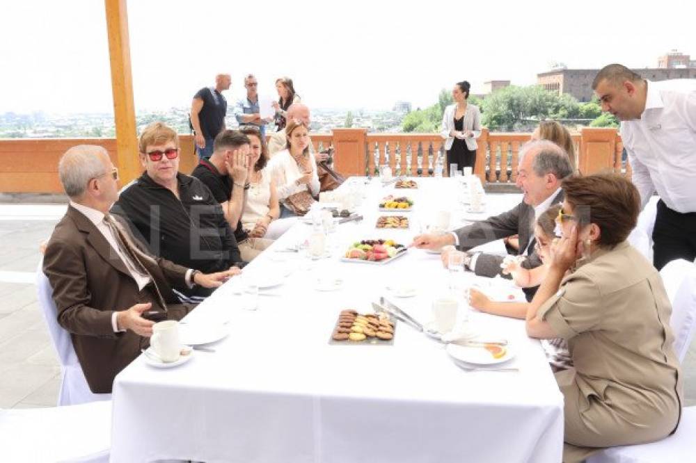 Բարեգործական ակցիա Երեւանում՝ Էլթոն Ջոնի եւ ՀՀ նախագահ Արմեն Սարգսյանի մասնակցությամբ (տեսանյութ)