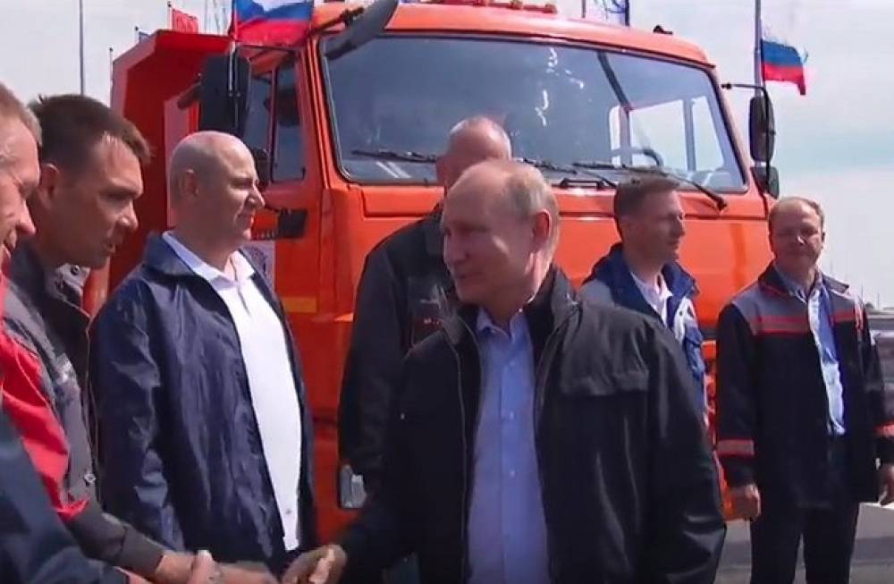 Վլադիմիր Պուտինը ԿամԱԶի ղեկին նստած բացել է Ղրիմի կամուրջը (տեսանյութ)