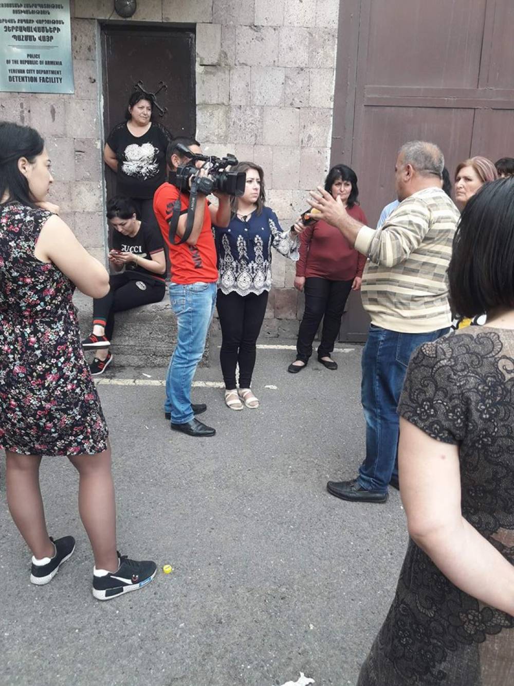 Միայն իմ դիակի վրայով իմ տղեն կմտնի էստեղ. Մասիսի քաղաքապետի մայր (տեսանյութ)