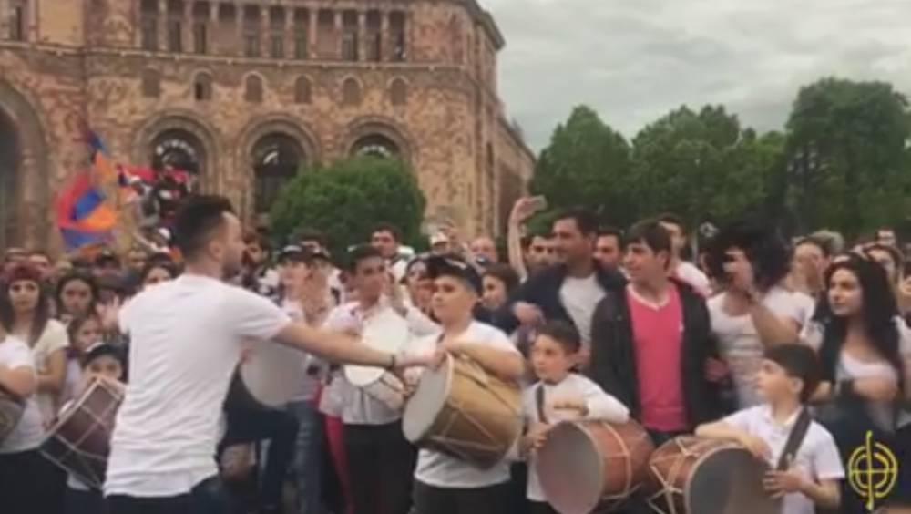 Դհոլչիների խումբը Հանրապետության հրապարակում (տեսանյութ)