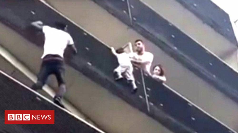 Ինչպես է անցորդը փրկում 4-րդ հարկից կախված երեխային (տեսանյութ)