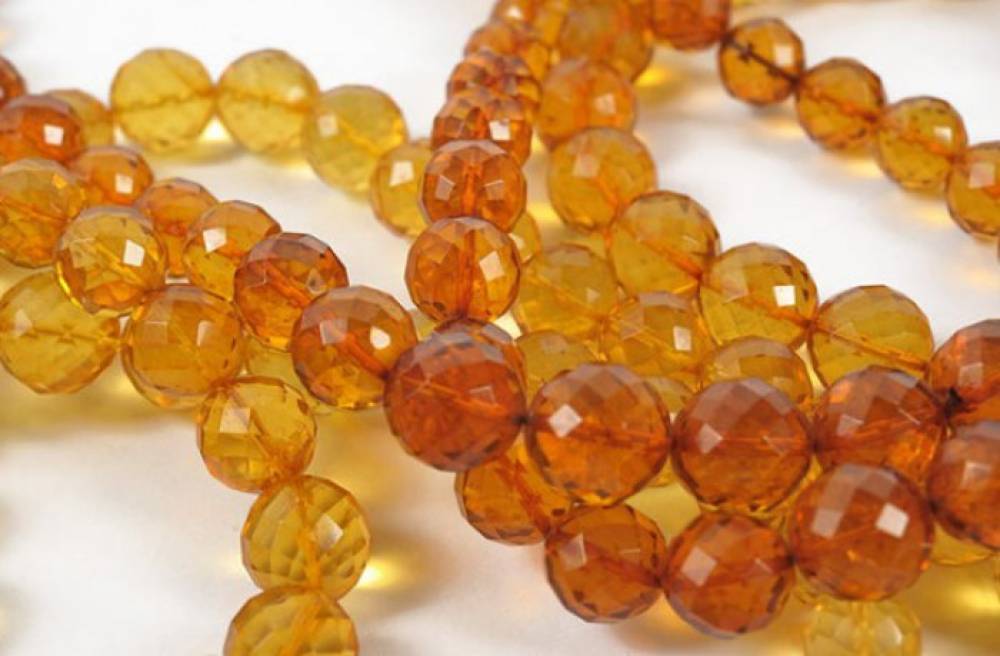янтарь лечебный камень. состав янтаря. сукцинит балтийский янтарь. янтарь краткая характеристика. настоящий янтарь.
