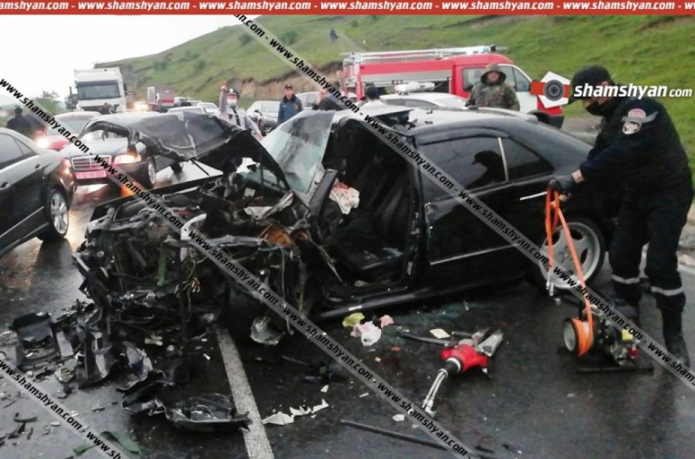 Խոշոր ավտովթար Լոռու մարզում. բախվել են Iveco բեռնատարն ու Mercedes-ը. Mercedes-ի միջից վարորդին դուրս են բերել հրշեջ-փրկարարները