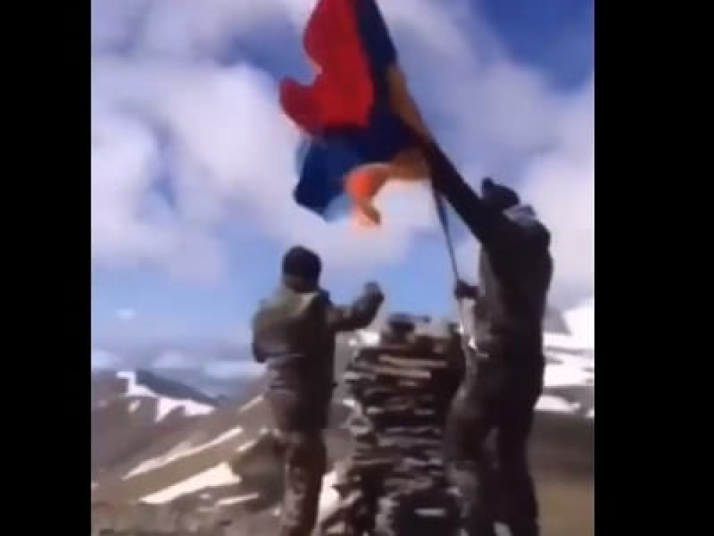 Ишханасар Армения. Солдаты Армении с флагом. Армянский флаг на вершине Арарата. Флаг армянских фидаинов. Поставь армяне