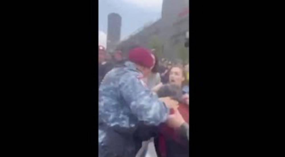 Տեսանյութ. Ինչպես է կարմիր բերետավորը հարվածում ակցիային մասնակցող տարեց կնոջը