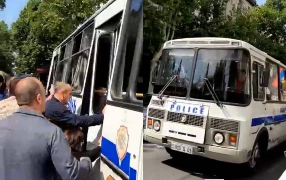 Տեսանյութ.Ցուցարարները կանգնեցրին ձերբակալվածներով լի ավտոբուսը և ազատել արձակեցին նրանց