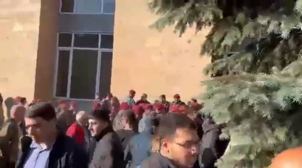 Կարմիր բերետավորները շրջափակեցին ցուցարարներին. Լարված իրավիճակ (տեսանյութ)