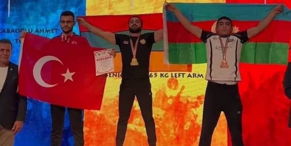Հաղթեցինք և՛ թուրքին, և՛  ադրբեջանցուն.3-րդ տեղը գրաված ազերի մարզիկը թաթերի վրա է կանգնել` իրենց դրոշը մերինից բարձր պահելու համար
