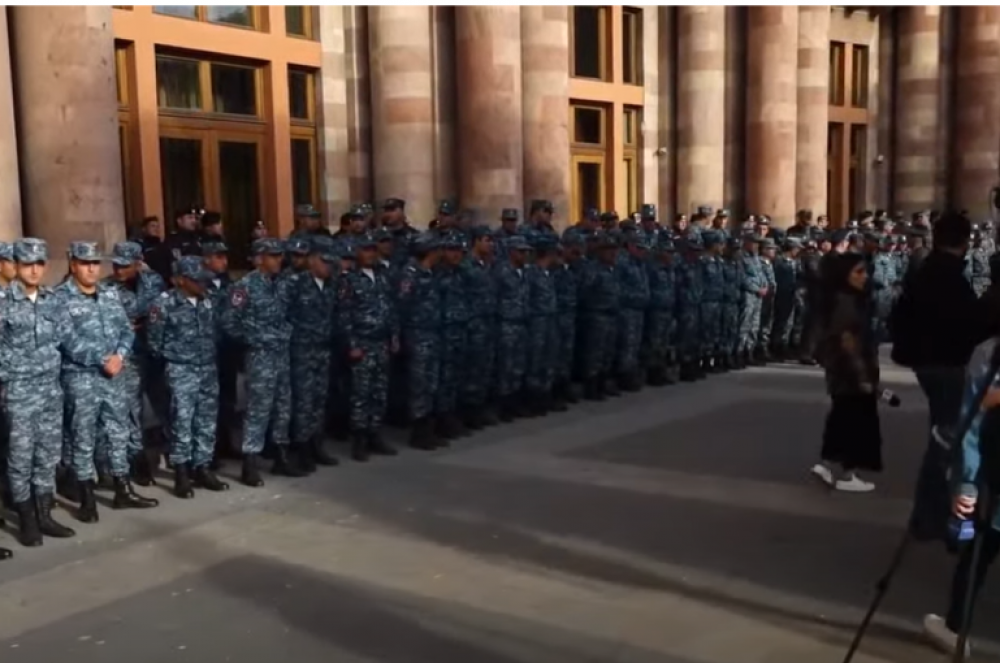 Զինծառայողների ծնողները կառավարության շենքի մոտ նստացույց սկսեցին, շենքը շրջապատված է ոստիկանական մեծաթիվ ուժերով