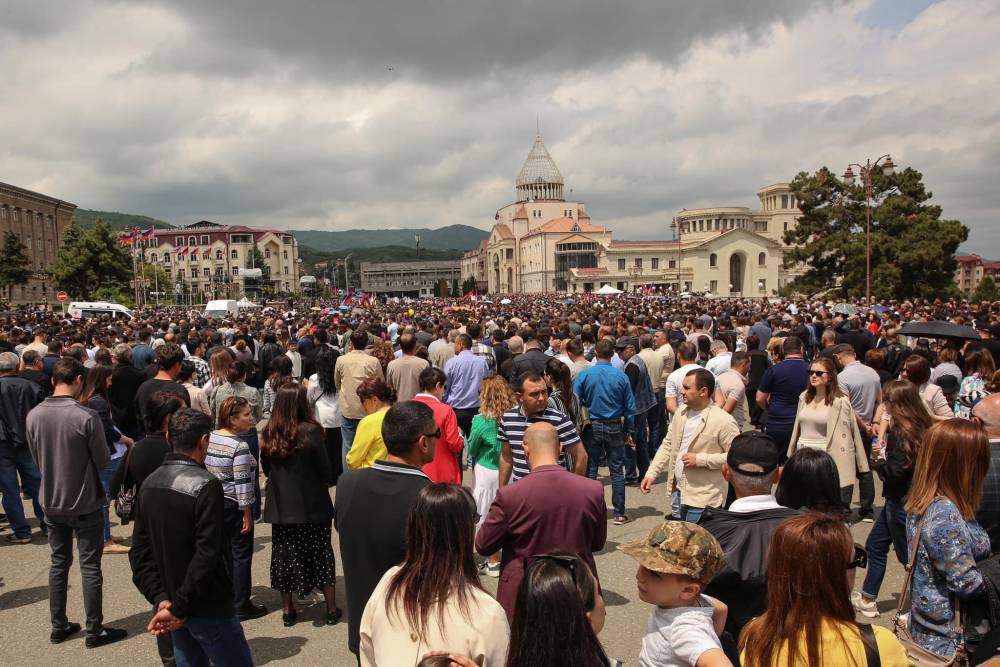«Սա արժանապատվության պայքար է». Տասնյակ հազարավոր արցախցիներ դուրս են եկել հրապարակ