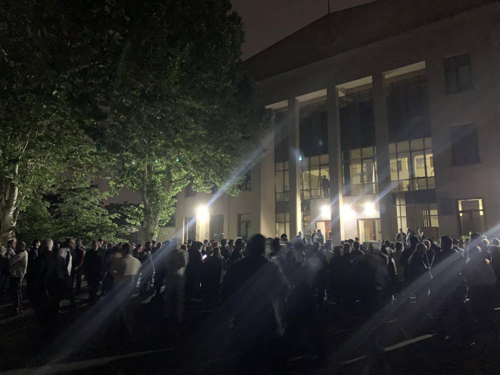 Ամենամութ գիշերը լուսաբացից առաջ ա.Առավոտվա 4-ն ա, մարդիկ սպասում են.(լուսանկար)