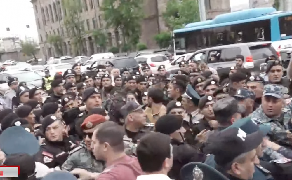 Ծարյարհեղ լարված իրավիճակ`. բախում ոստիկանների և քաղաքացիների միջև. ուղիղ միացում