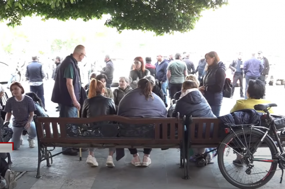 Կառավարության մոտ շարունակվում է զինծառայողների հարազատների նստացույցը