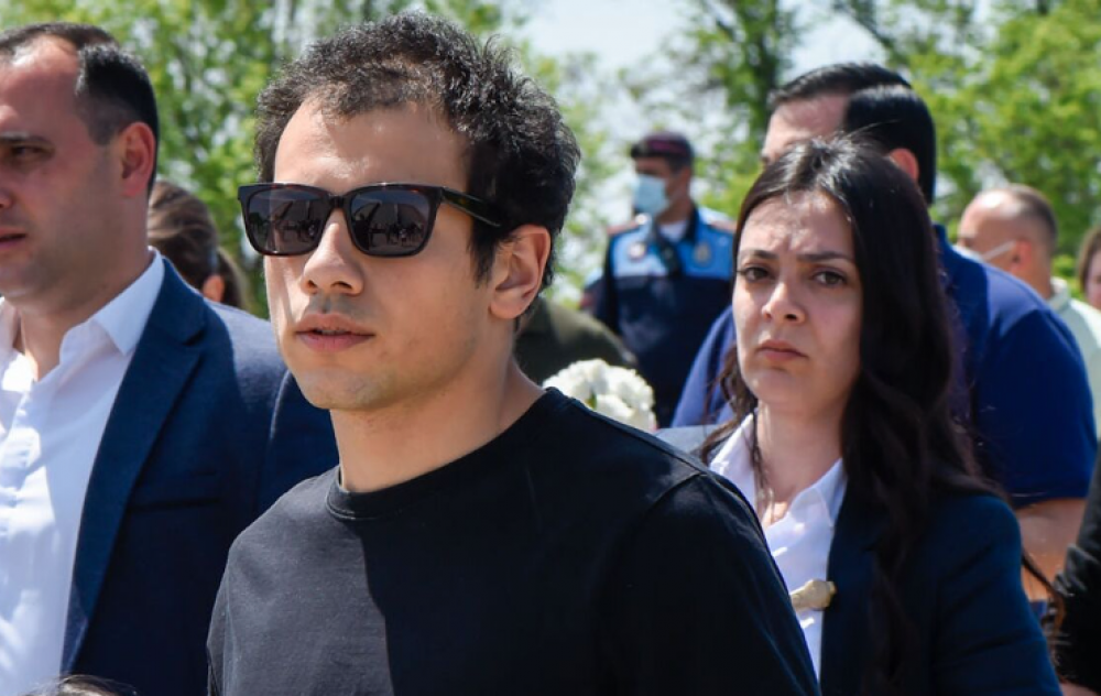 Աշոտ Փաշինյանը զոհված զինծառայողի մոր հետ առերեսման էր եկել Նիկոլ Փաշինյանի դիմանկարով վերնաշապիկով, վրան գրված` «Նիկոլ 100%». պաշտպան (տեսանյութ)