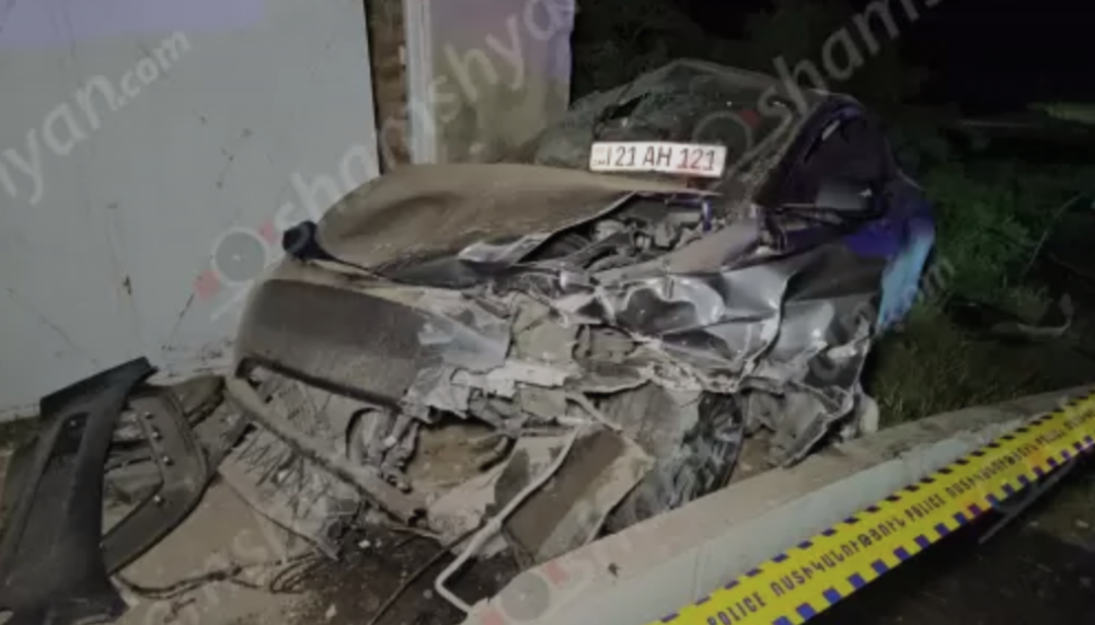 Կասկադյորական ավտովթար՝ Կոտայքի մարզում. Tesla-ն տապալել է բետոնե էլեկտրասյունը և հայտնվել բնակչի շինության պատի տակ. կա 4 վիրավոր. մեծ թվով տներ հոսանքազրկվել են