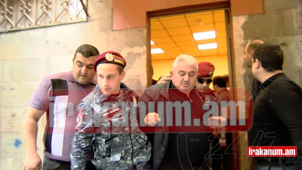 Բացառիկ կադրեր․ ինչպես են բերման ենթարկում զոհվածների ծնողներին