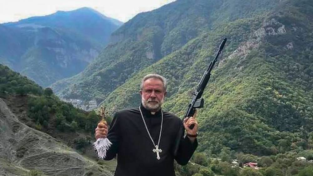 «Դավաճանը դավաճան է ծնում, հողատուն՝ հողատու, իսկ հերոսը ծնում է հերոս․ մենք պետք է հերոսներ ունենանք, ոչ թե դավաճաններ»․ Տեր Հովհաննես քահանա Հովհաննիսյան