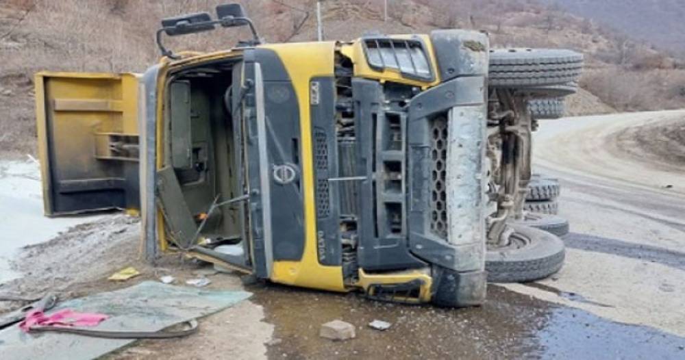 Լեռնային Ղարաբաղում շրջվել է ադրբեջանցիներով բեռնատարը, կան զոհեր