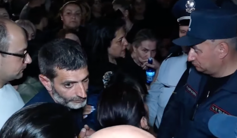 Դուք ամոթ ուն՞եք ,էս ինչ եք անում դուք. զոհվածների մայրերը ոստիկաններին. (տեսանյութ)