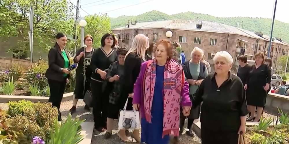 «Մենք կանք ձեզանով». Ռոզա Ծառուկյանը զոհված հերոսների ընտանիքների կողքին է (տեսանյութ)